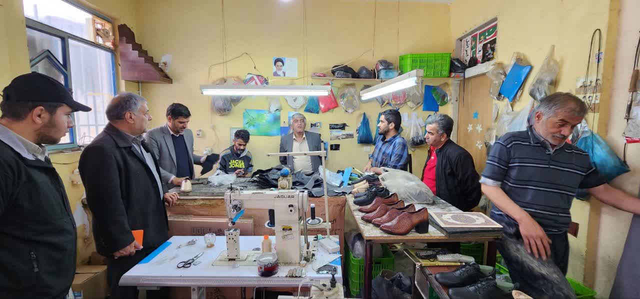 بازدید رئیس اتاق اصناف مرکز استان همدان از کارگاه تولید کفش روحانی کارآفرین